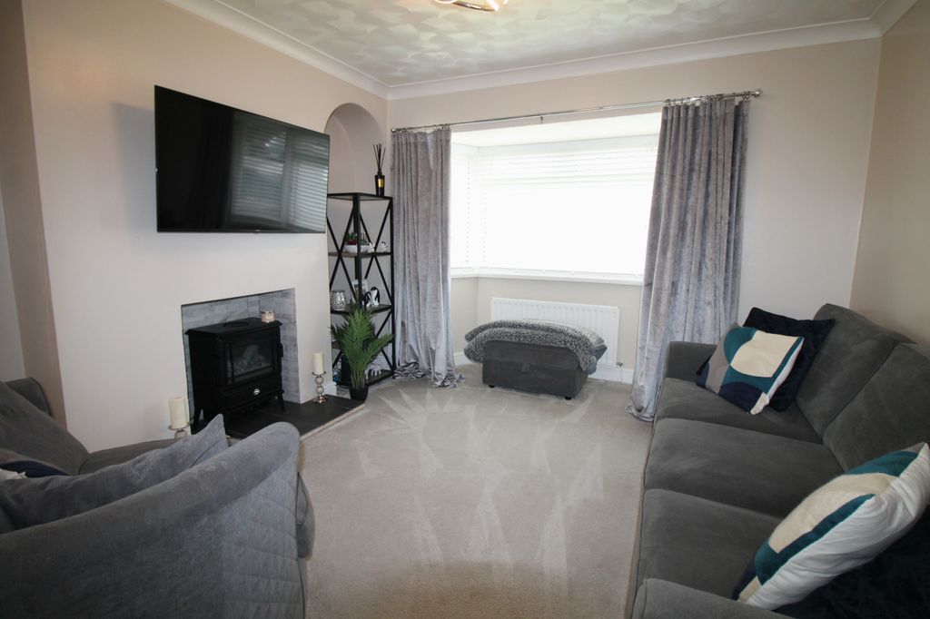 Property photo 2 of 16 Living Room (1)