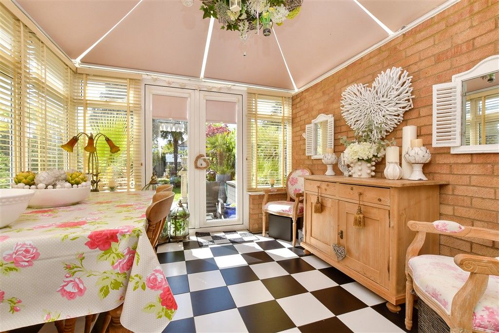 Property photo 2 of 21 Conservatory