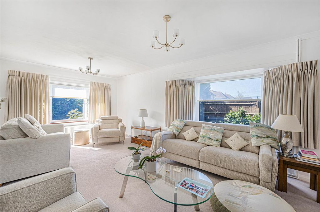 Property photo 3 of 31 Living Room