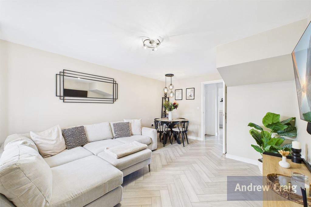 Property photo 2 of 12 Lounge