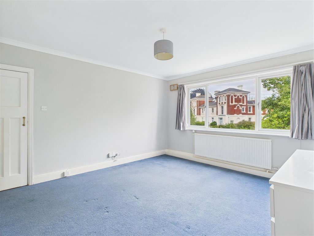 Property photo 3 of 10 28 Crescent Mansions - 03.Jpg