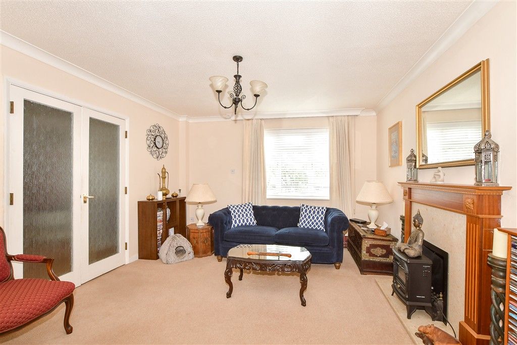 Property photo 3 of 13 Lounge