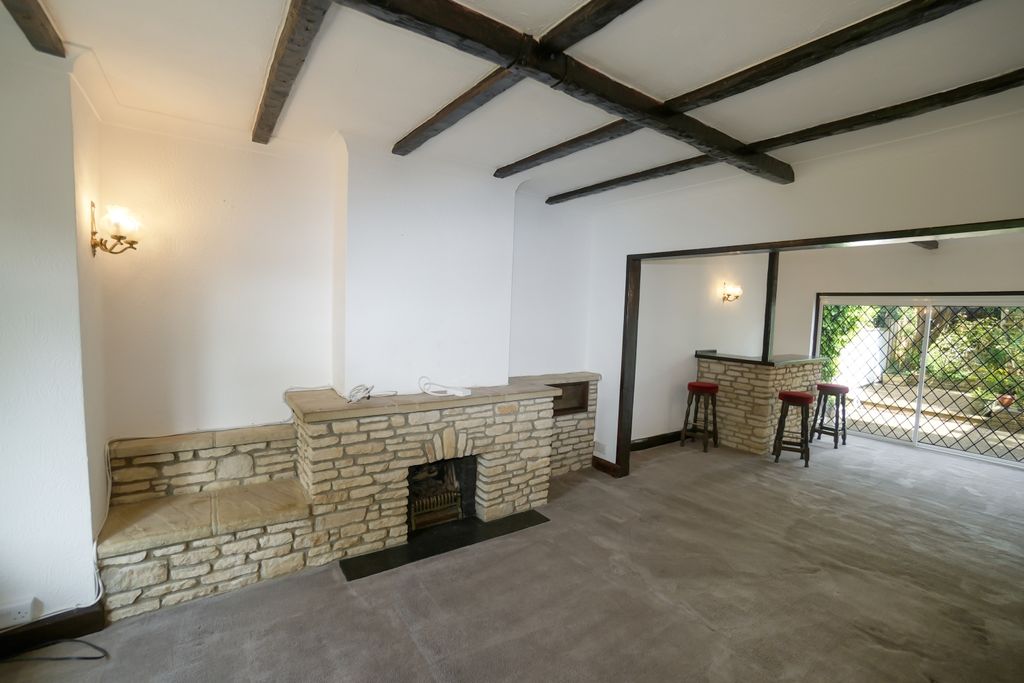 Property photo 3 of 24 Through Lounge
