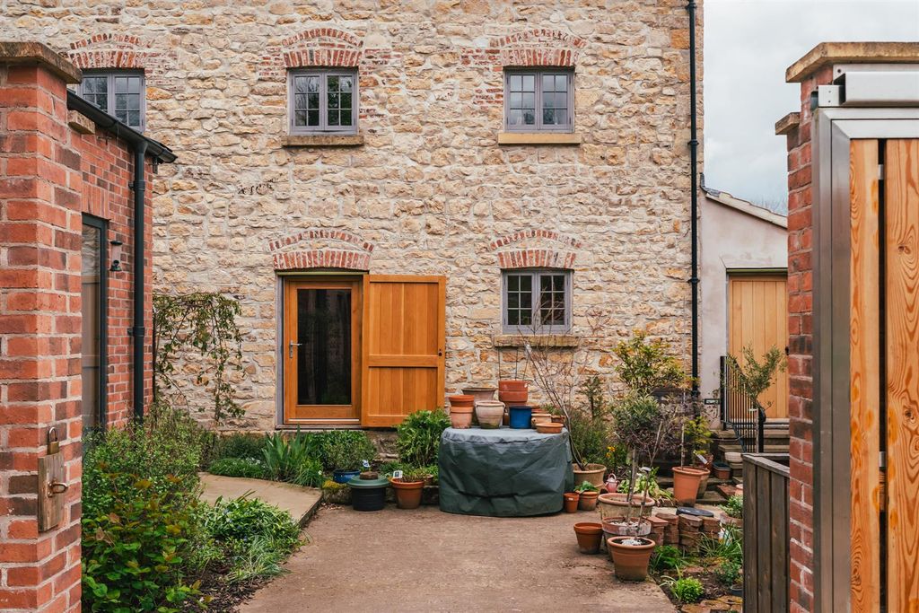 Property photo 1 of 59 Courtyard Garden