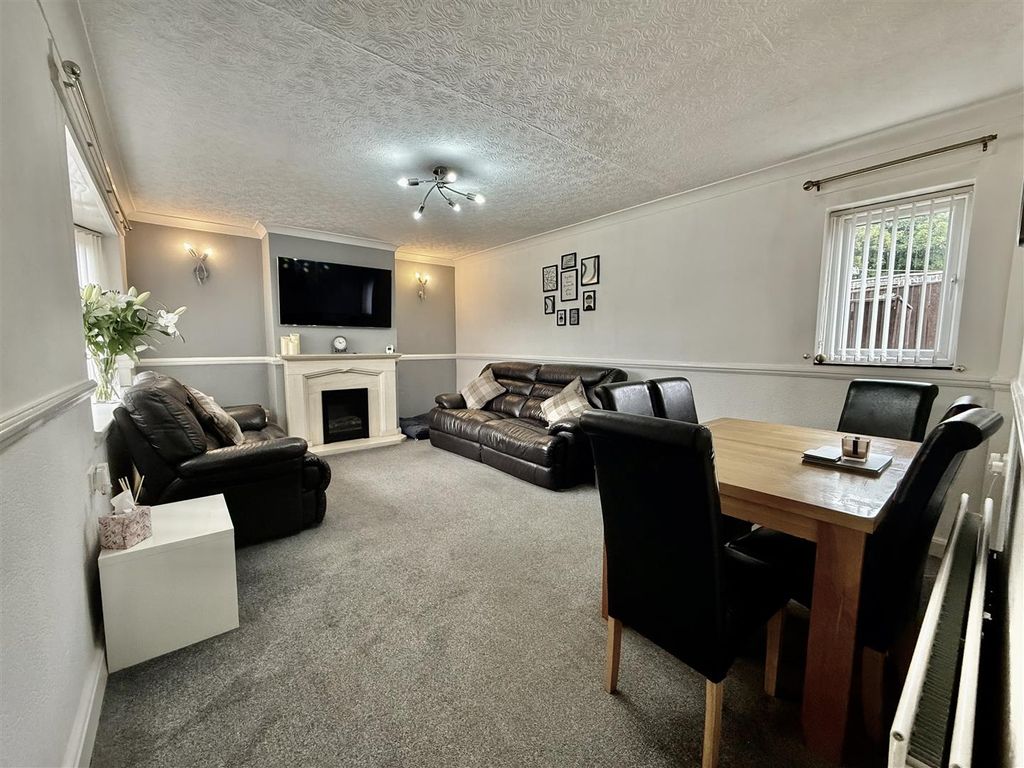 Property photo 3 of 10 Lounge