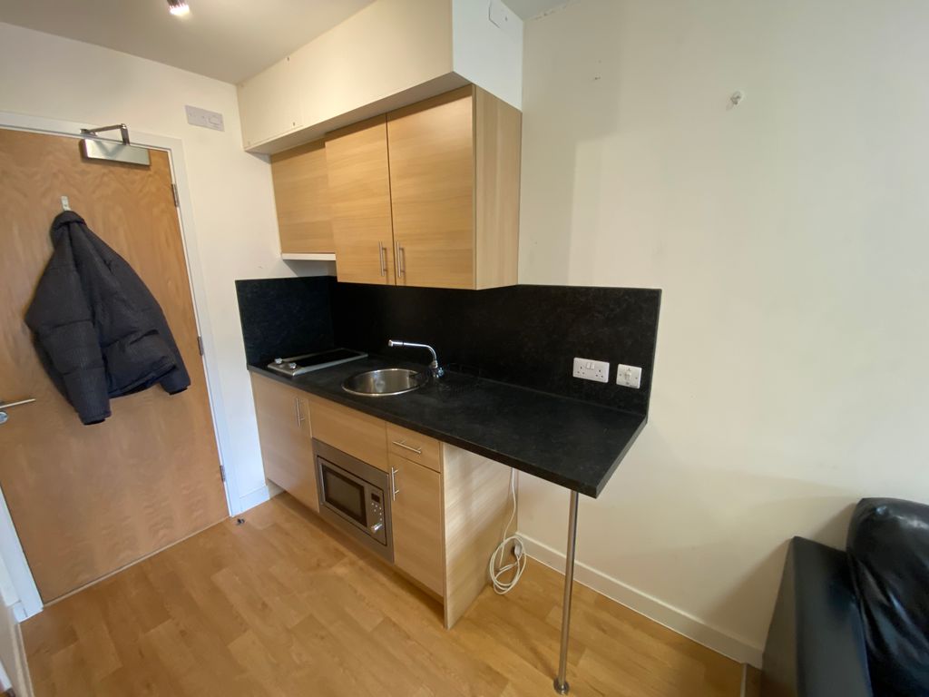 Property photo 3 of 18 Kitchenette