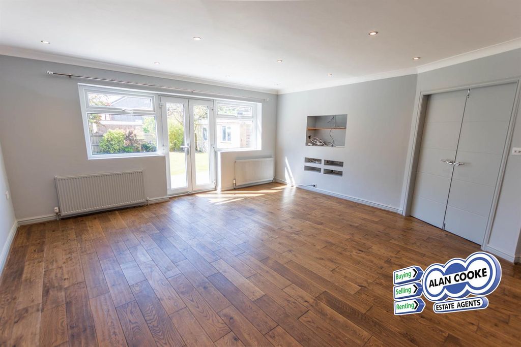 Property photo 3 of 15 Lounge