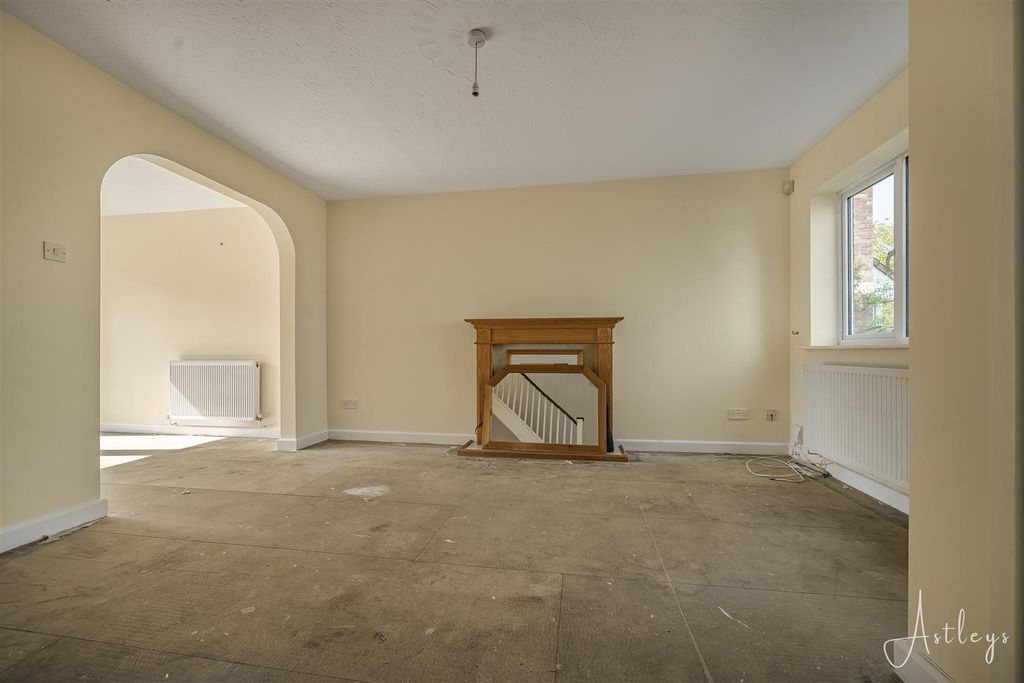 Property photo 3 of 18 Lounge