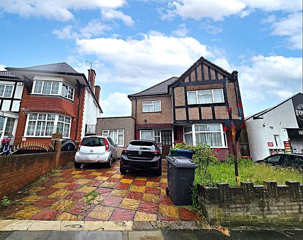 Property photo 1 of 18 Chain Free Large Detached 4 Bedroom House With A Large Annexed One Bedroom Fully Self Contained Apartment