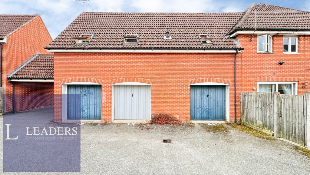 Property photo 3 of 11 Garage