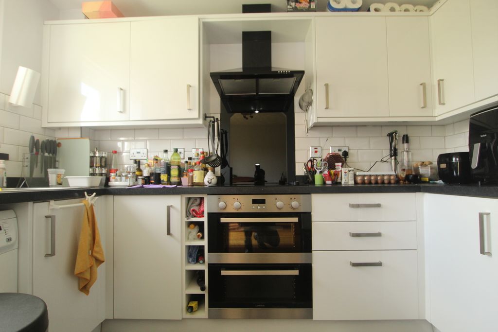 Property photo 3 of 9 Kitchen