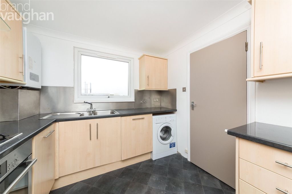 Property photo 3 of 10 Kitchen