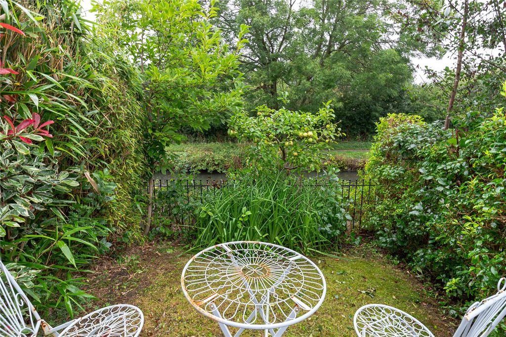 Property photo 2 of 11 Garden