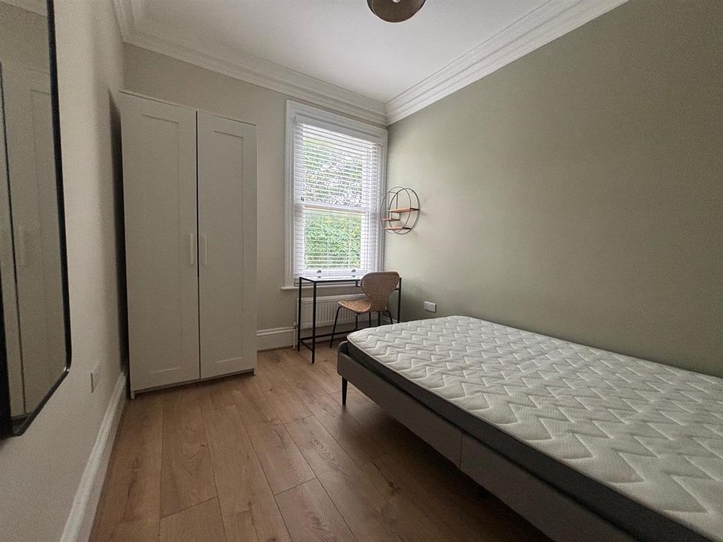 Property photo 3 of 12 Room