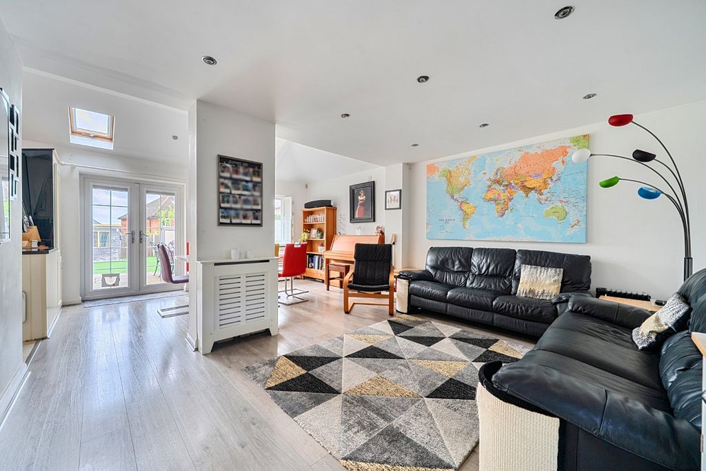 Property photo 2 of 19 Sitting Room