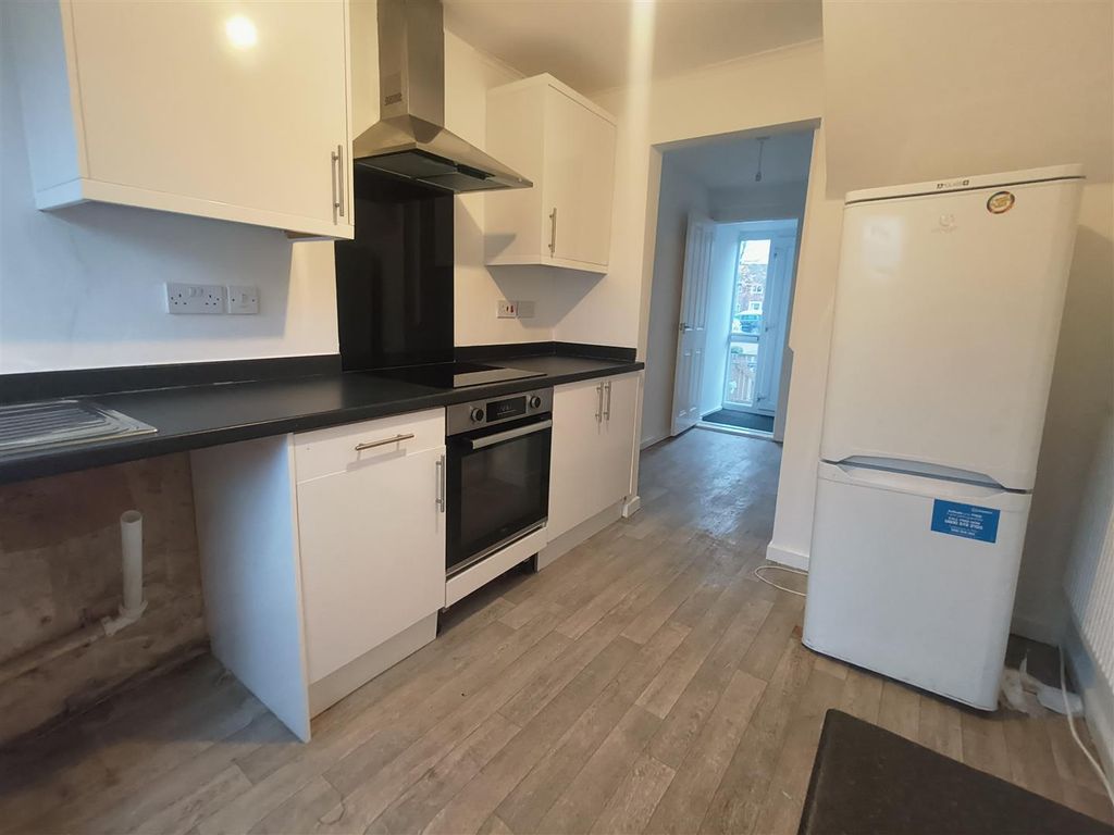 Property photo 3 of 12 Kitchen 2.Jpg