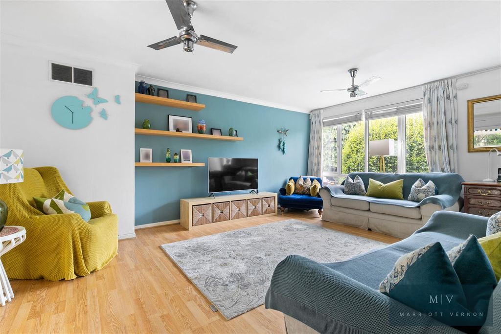 Property photo 2 of 21 Leyburn Gardens 31 MV-14.Jpg