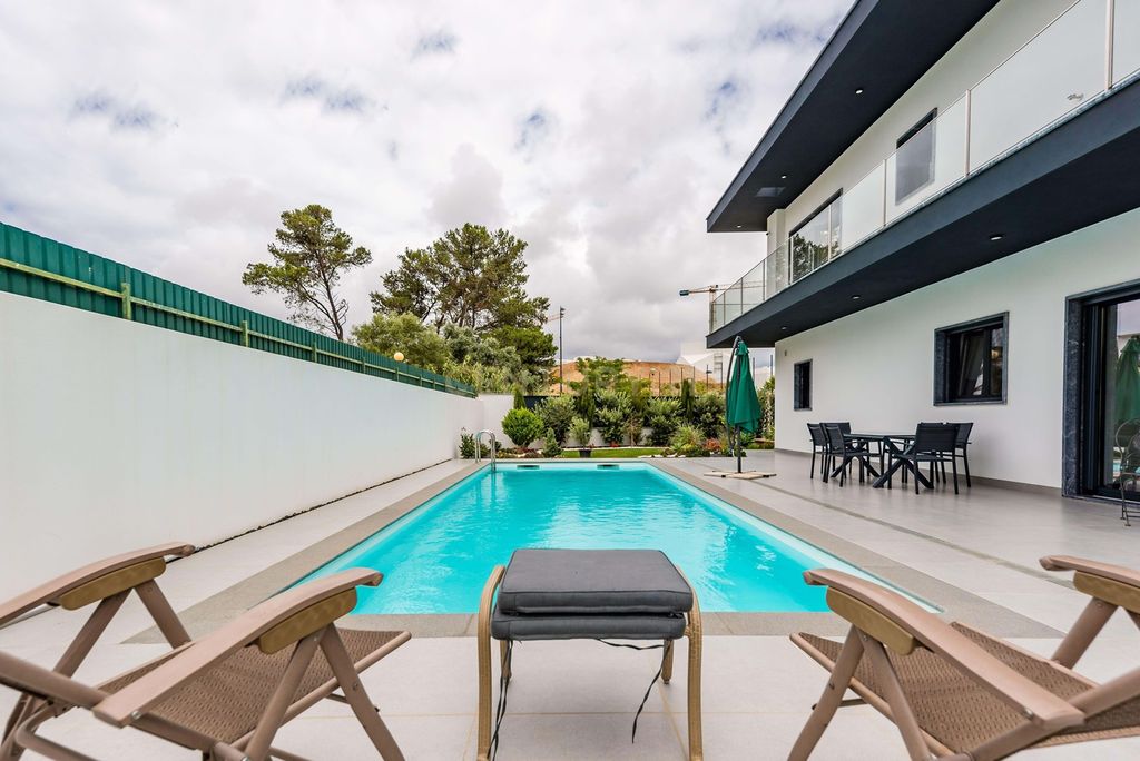 Property photo 3 of 90