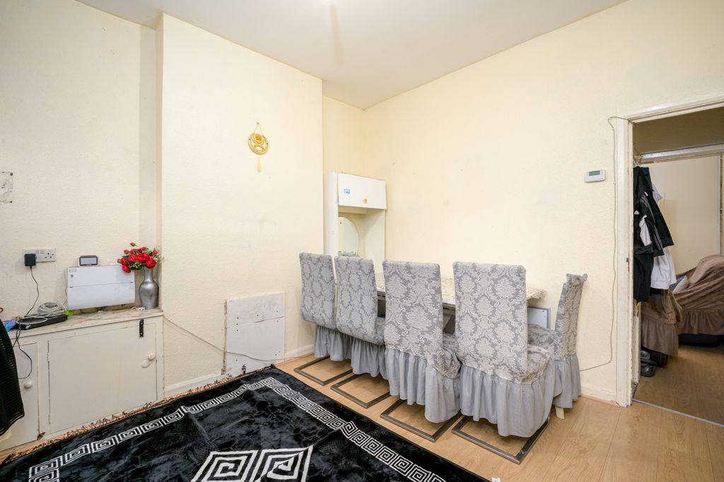 Property photo 3 of 18 02