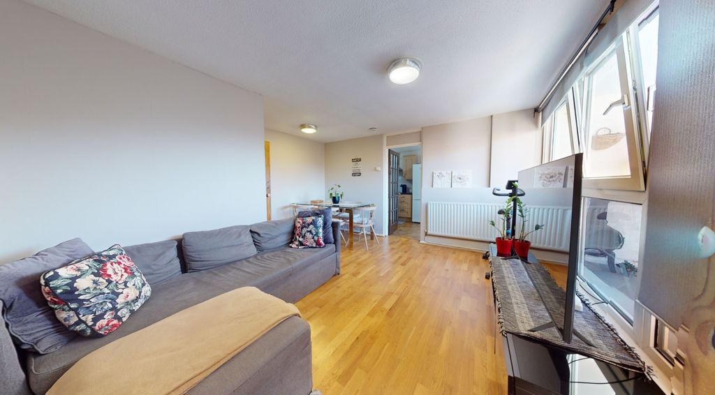 Property photo 1 of 9 Lovely 3-Bedroom Duplex Flat For Rent In Brentford
