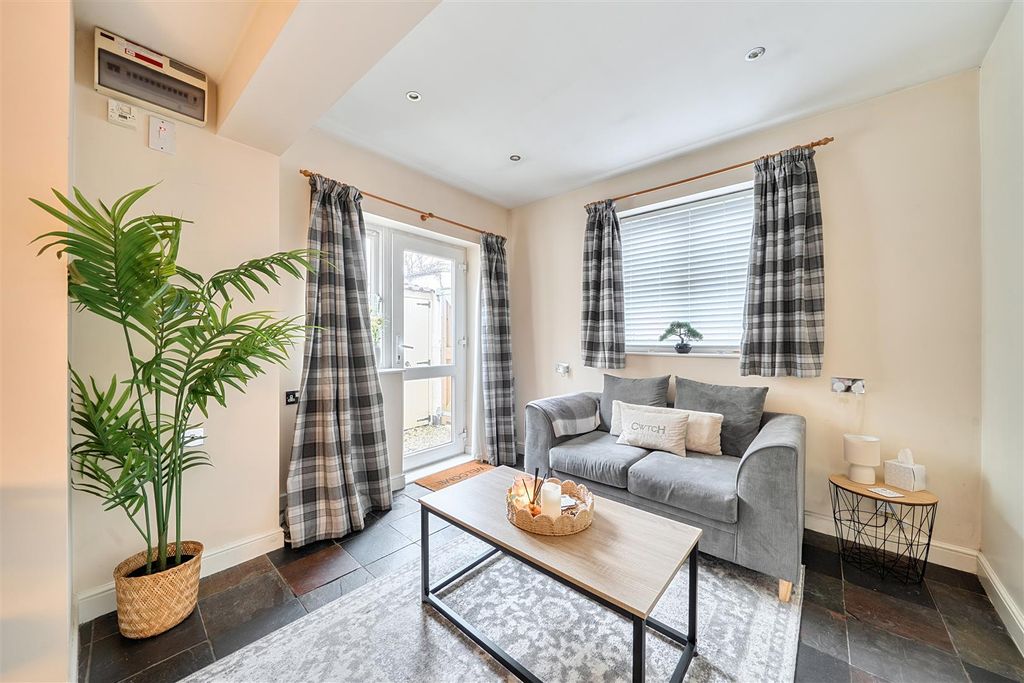 Property photo 2 of 10 1415749-10-698E03E66A363.Jpg