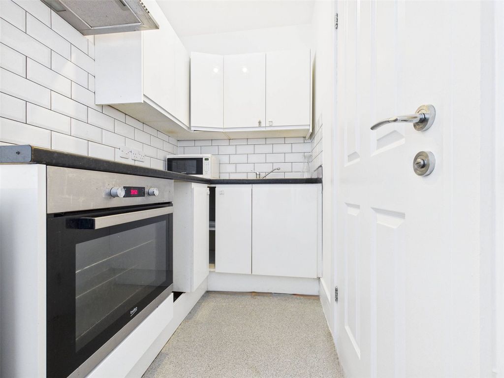 Property photo 2 of 13 Studio Room: Kitchen