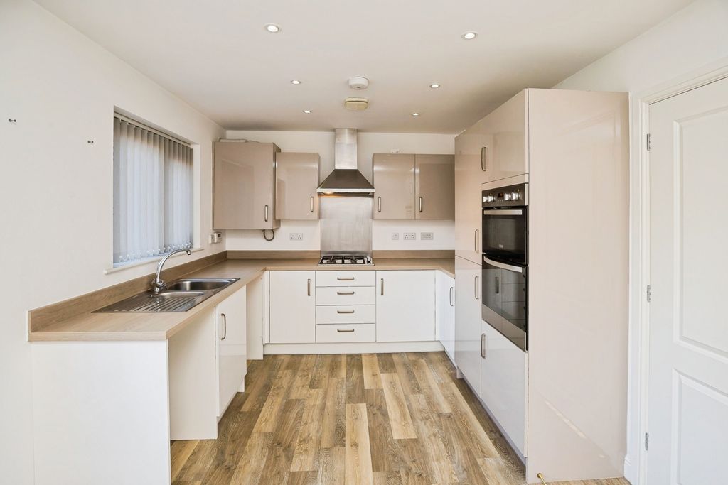 Property photo 2 of 22 Kitchen/Dining Room