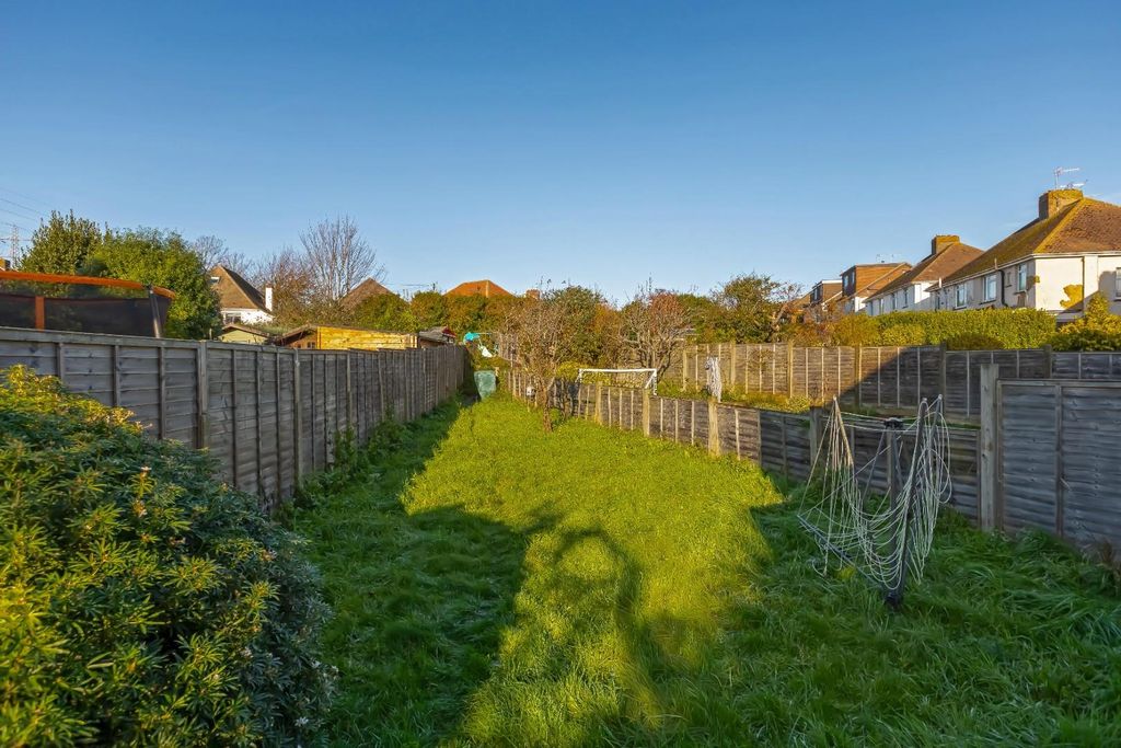 Property photo 2 of 19 Melrose Ave_15.Jpg