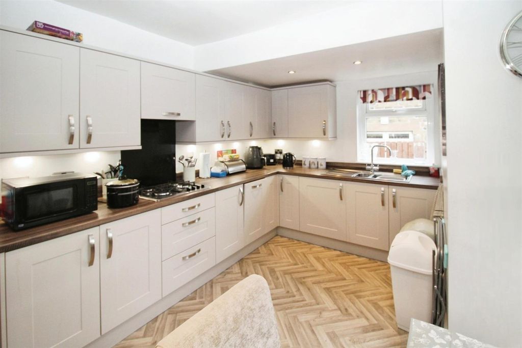 Property photo 3 of 19 Dining Kitchen