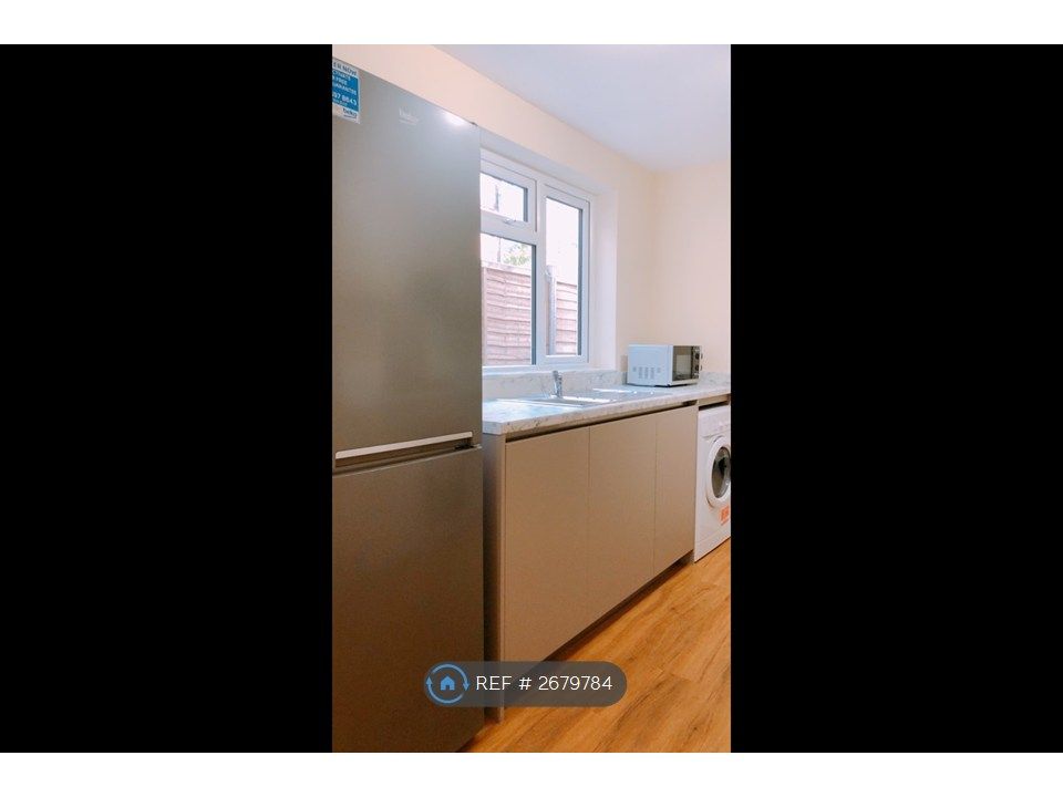 Property photo 3 of 9 Kitchen2