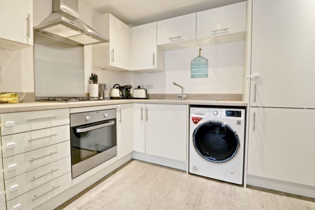 Property photo 2 of 10 Ewemove Basingstoke Beech Court Kitchen