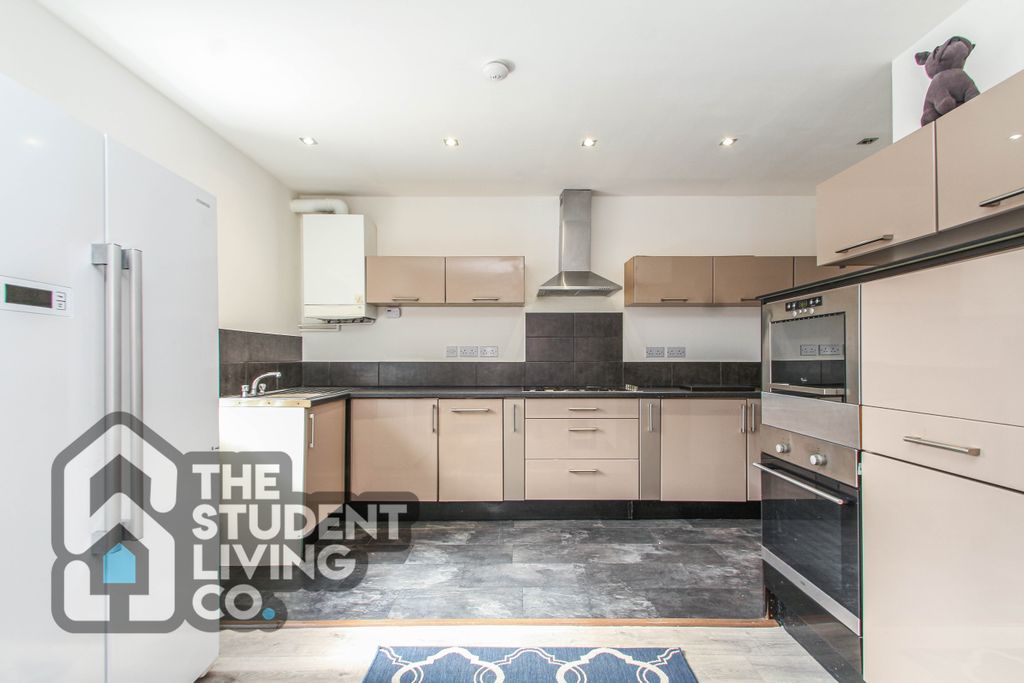 Property photo 2 of 33