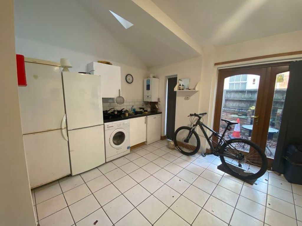 Property photo 3 of 7 A Bright And Functional Kitchenette With Ample Spa...