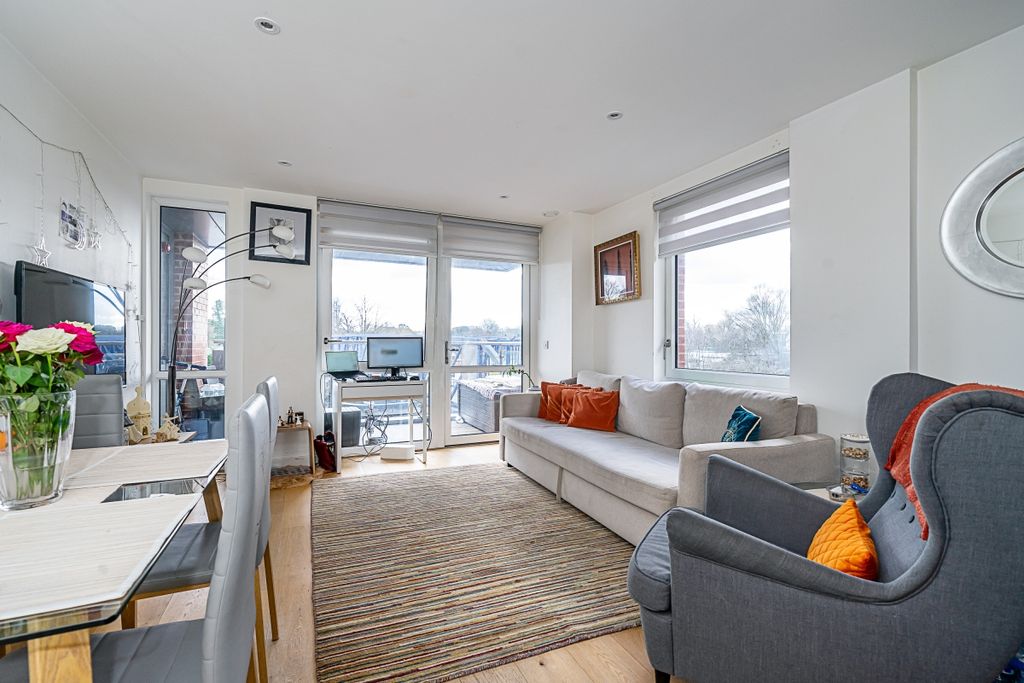 Property photo 3 of 18 .