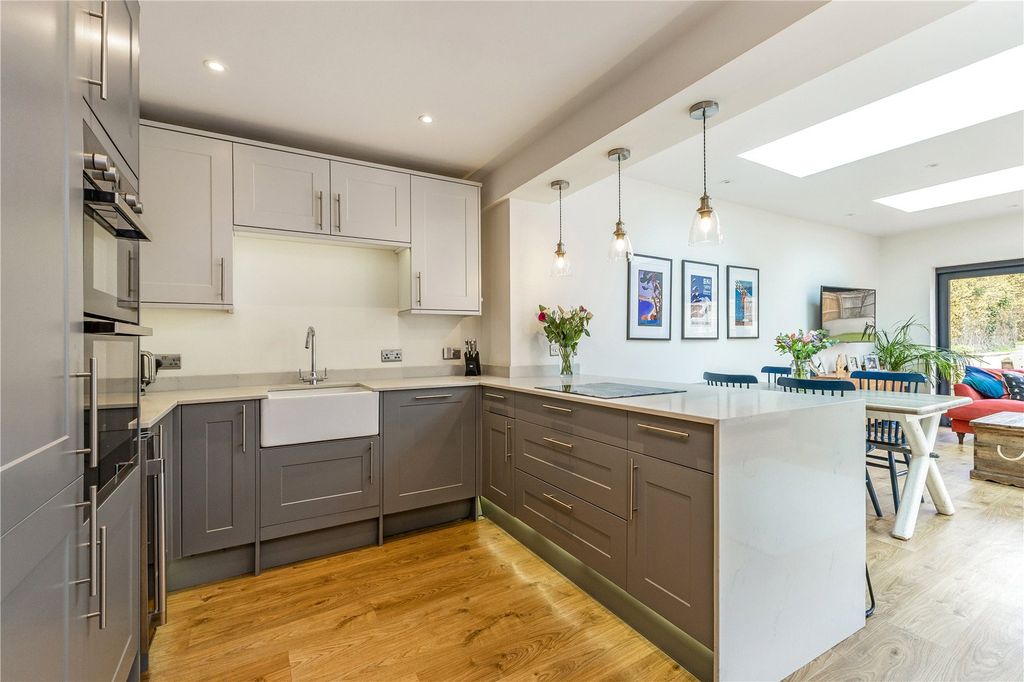 Property photo 3 of 14 Kitchen/Breakfast