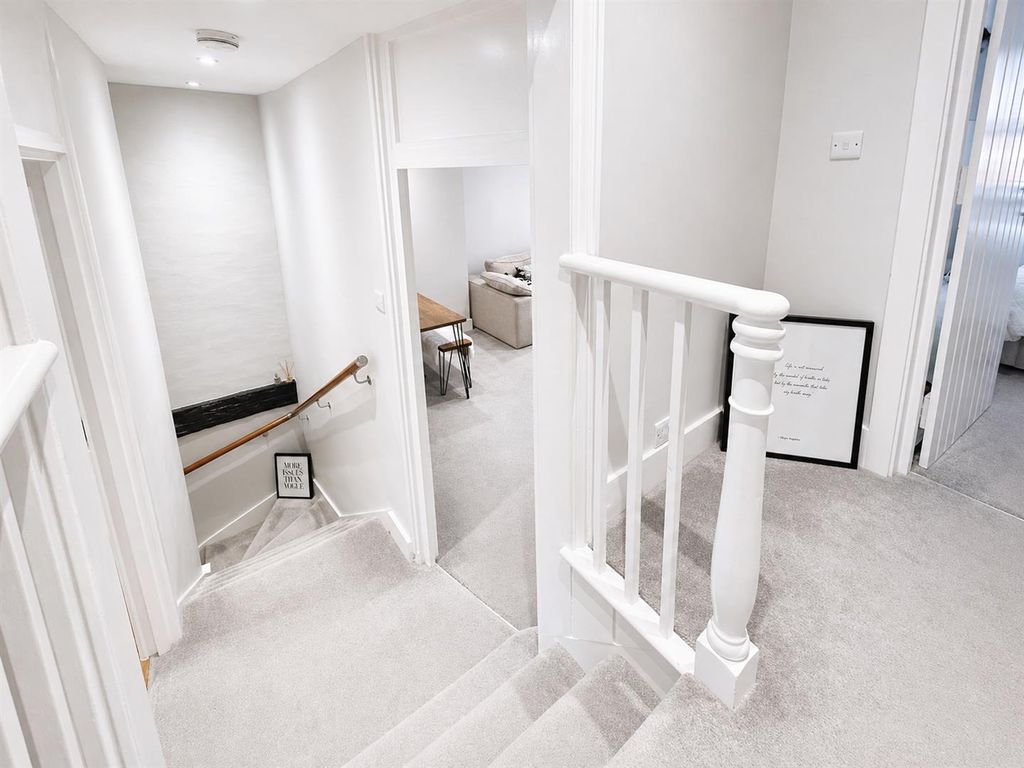 Property photo 3 of 10 Landing :