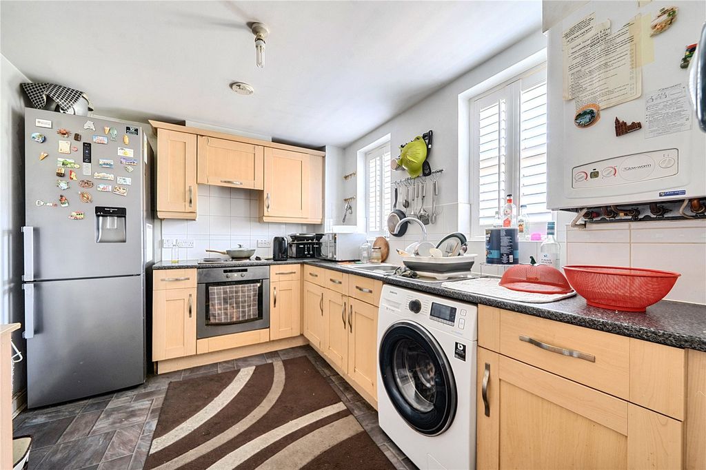 Property photo 3 of 18 Kitchen