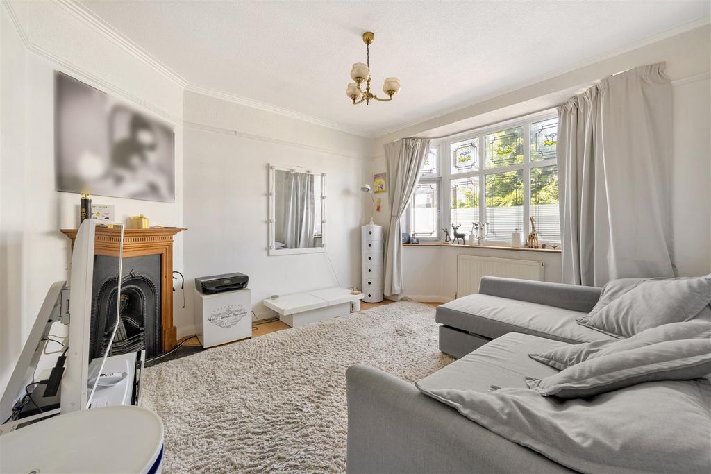 Property photo 2 of 27 South View Drive, E18