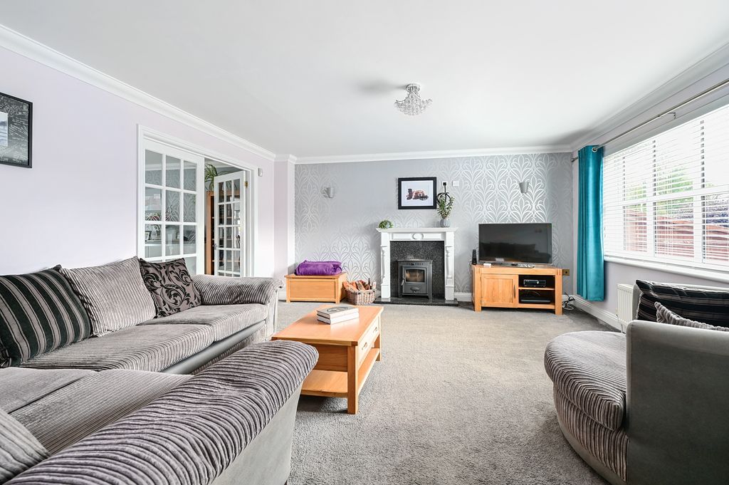 Property photo 3 of 16 50 Frogmore Rd (9)