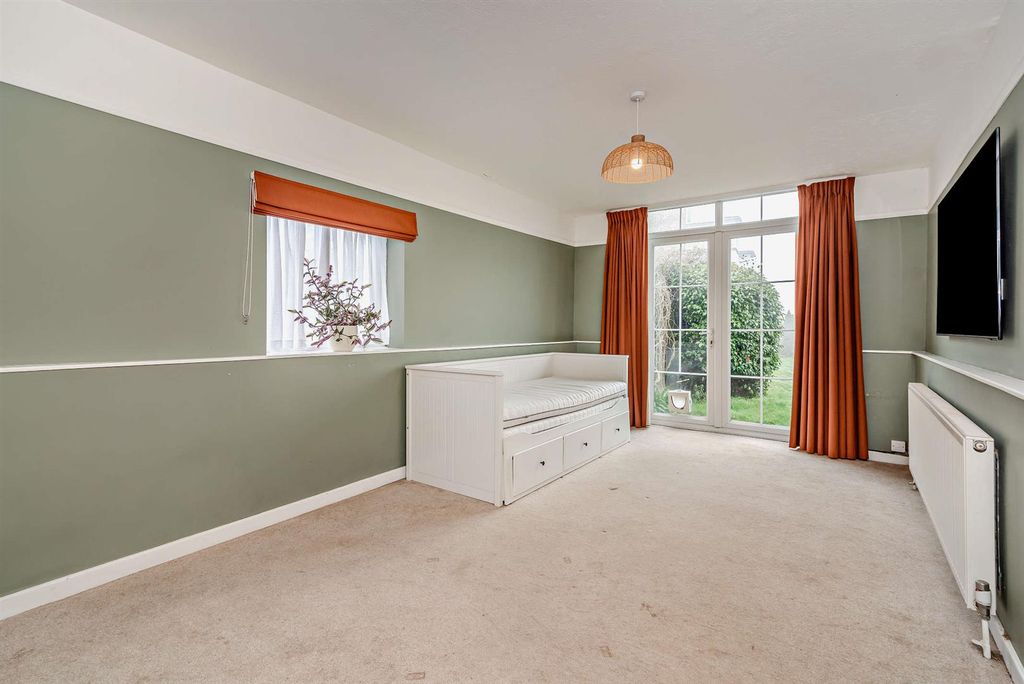 Property photo 3 of 14 8681611-Interior07-800.Jpg