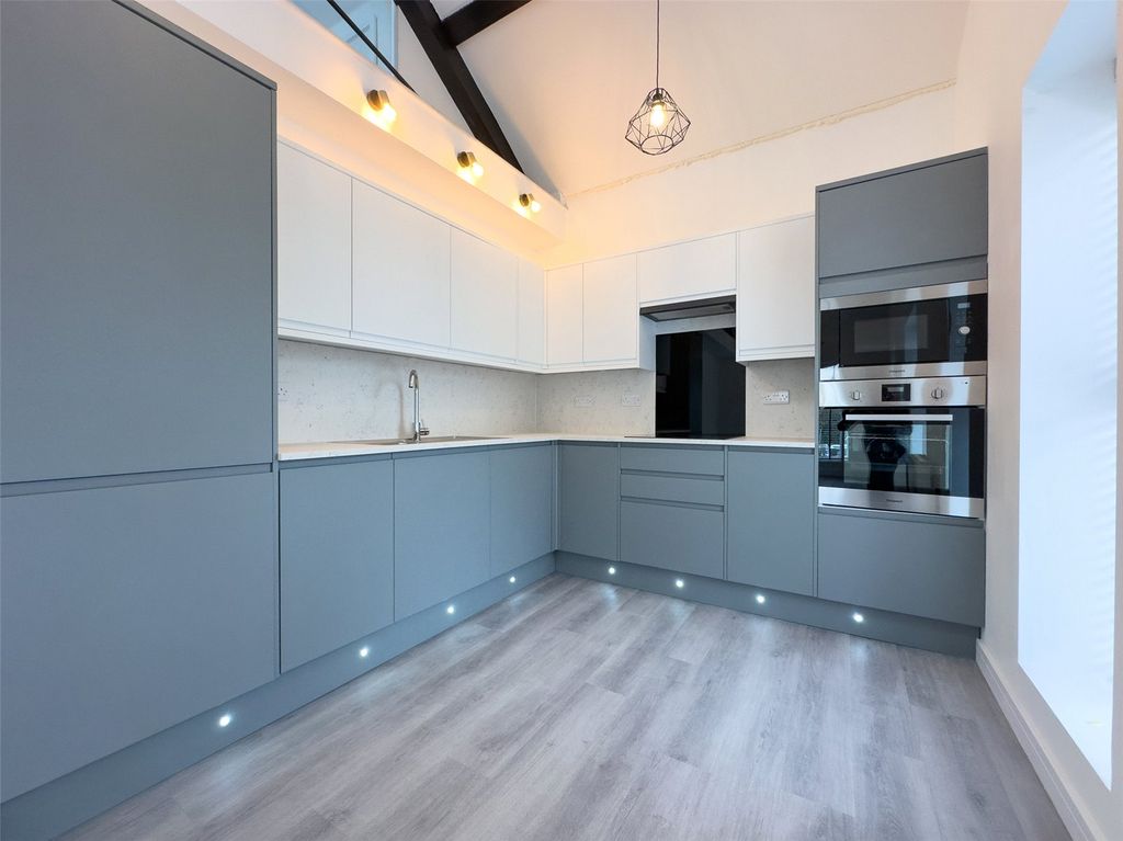 Property photo 3 of 17 Kitchen