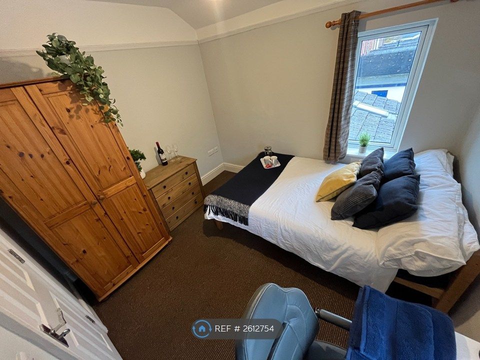 Property photo 1 of 8 Room 3 Available Now