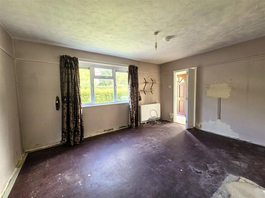 Property photo 3 of 12 14 Green Road - Lounge.Jpg