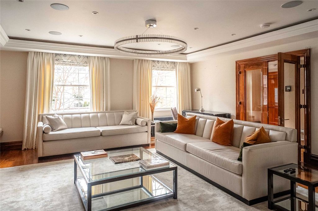 Property photo 3 of 21 Living Room