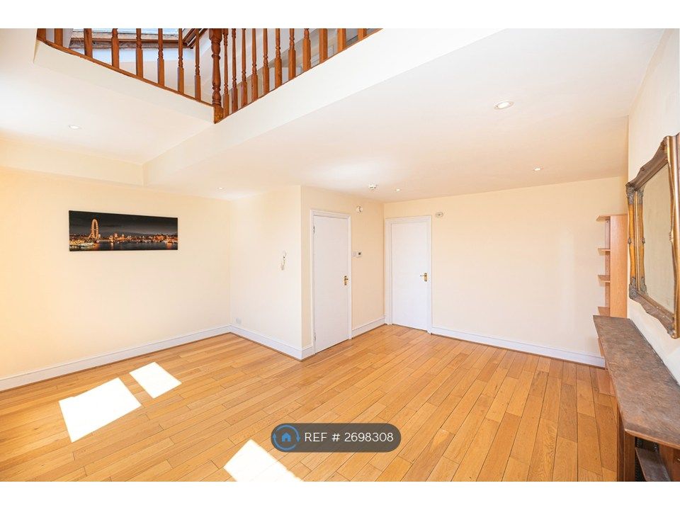 Property photo 3 of 13 Live Room 2