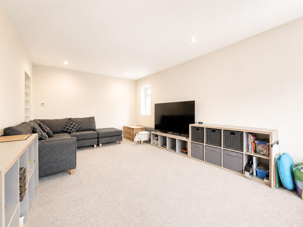 Property photo 3 of 32