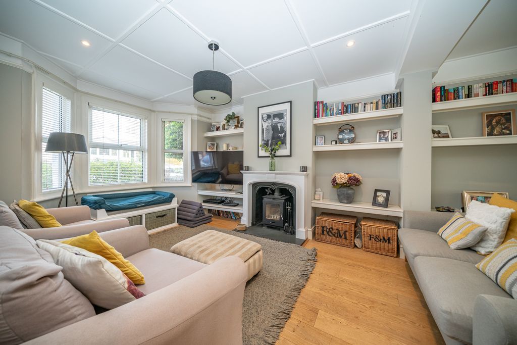 Property photo 3 of 25 17-Horsecroft-Road-1719