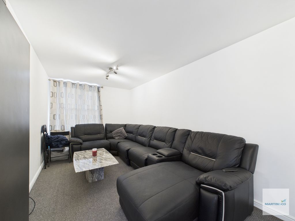 Property photo 3 of 11 Cam03394G0-Pr0382-Still005