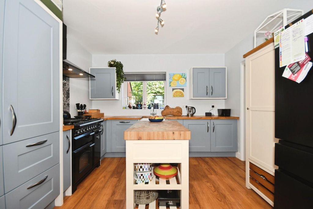 Property photo 3 of 18 Kitchen.Jpg