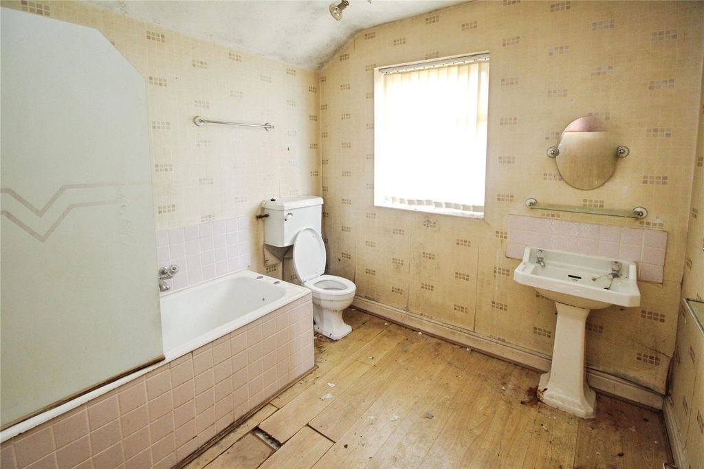 Property photo 3 of 9 Bathroom/Wc